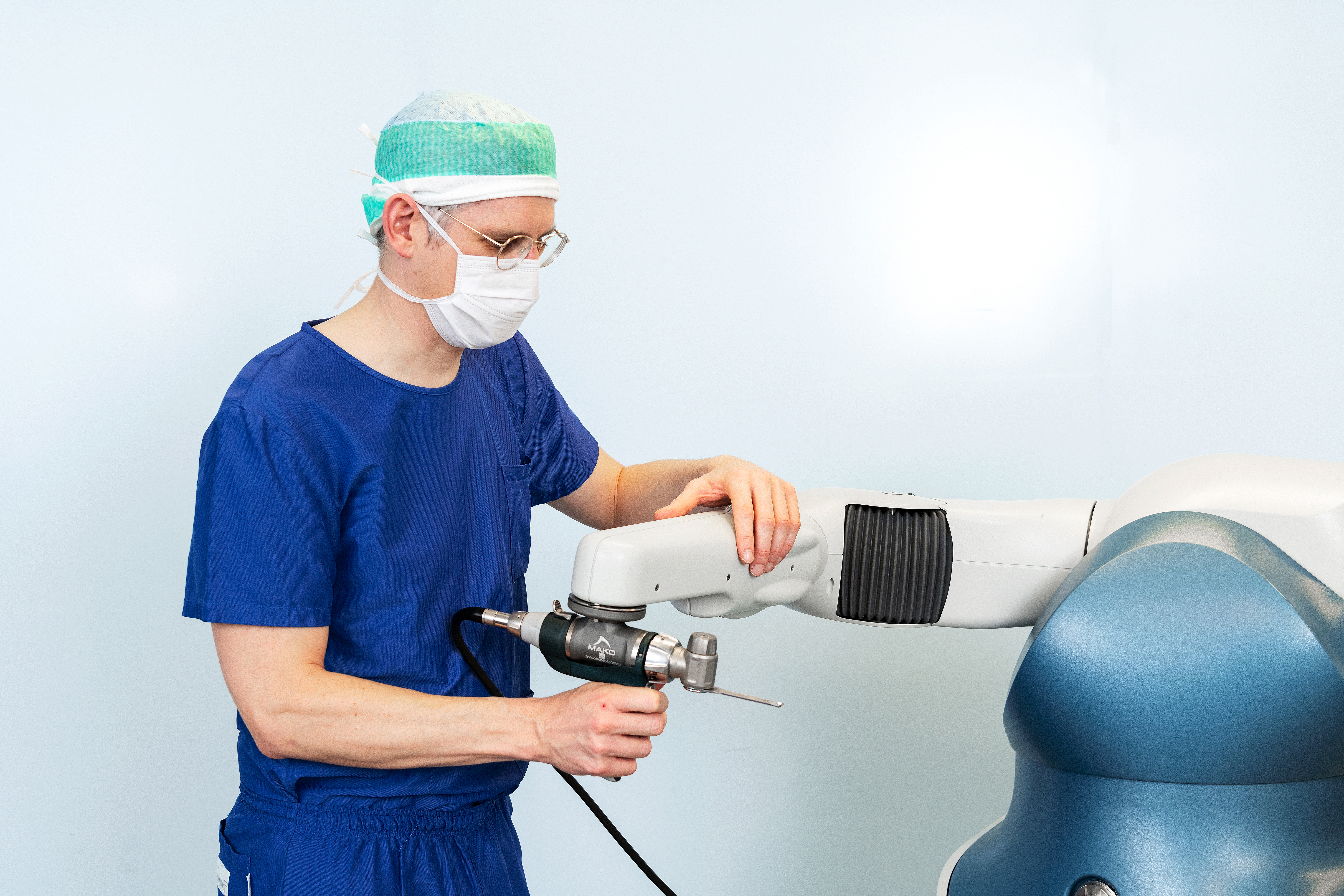 Die Säge wird während der Operation stets vom Chirurgen selbst geführt, der Roboter kontrolliert jedoch die korrekte Schnittebene und stoppt die Säge, sofern der definierte Bereich verlassen wird.